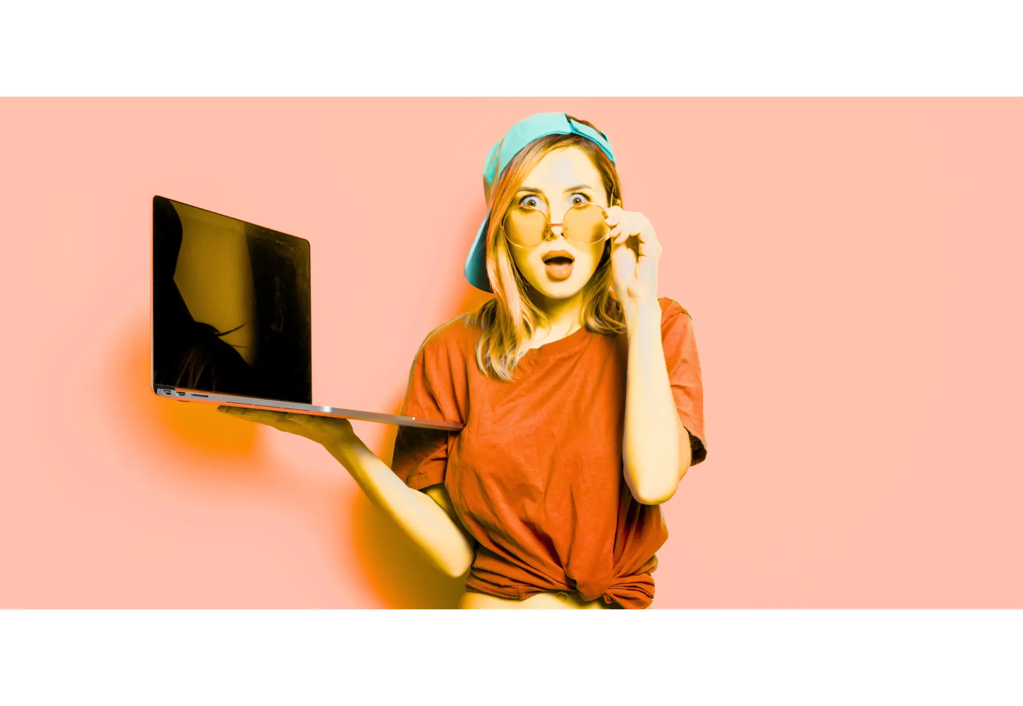 Vrouw enthousiast achter laptop
